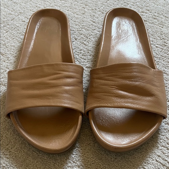 Beek Gallito Honey Leather Slides - Picture 2 of 10